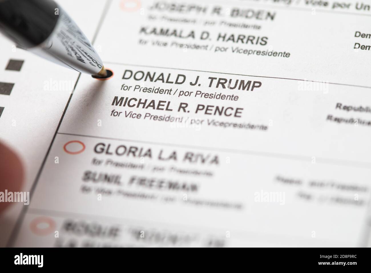Riverside, California, USA - 10/2020: L'uomo compila il voto di Donald Trump Bubble con Pen sullo scrutinio ufficiale nelle elezioni presidenziali del 2020. Foto Stock