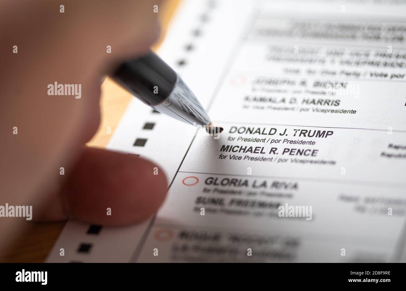 Riverside, California, USA - 10/2020: L'uomo compila il voto di Donald Trump Bubble con Pen sullo scrutinio ufficiale nelle elezioni presidenziali del 2020. Foto Stock