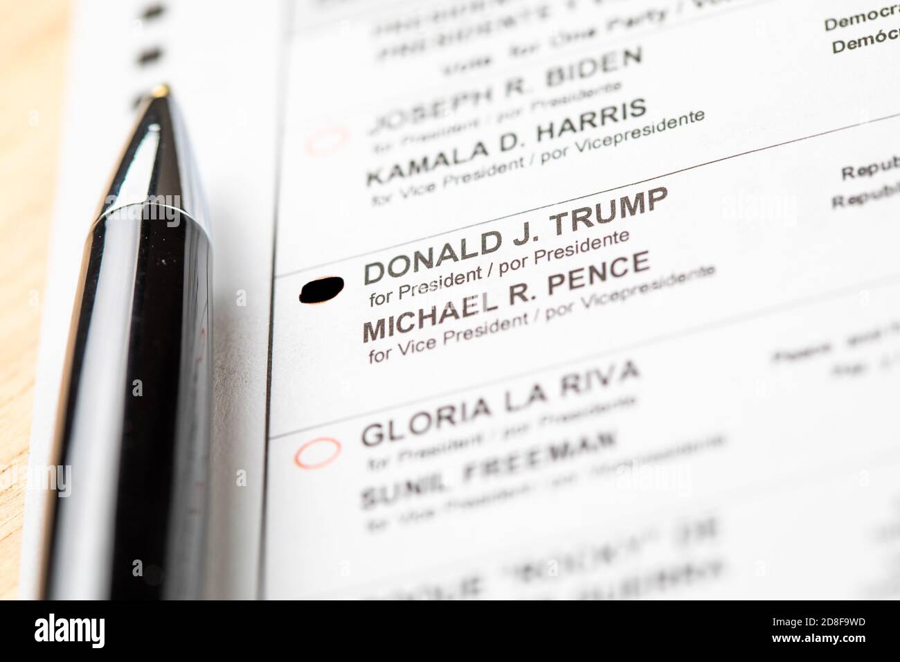 Riverside, California, USA - 10/2020: PEN posando su Trump ha votato lo scrutinio ufficiale sul tavolo nelle elezioni presidenziali del 2020. Foto Stock