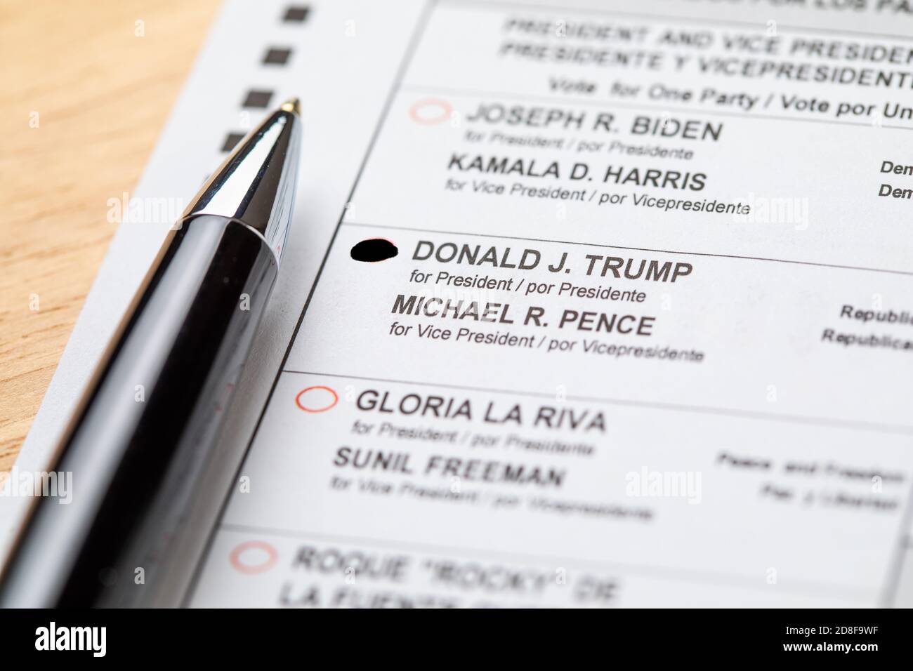 Riverside, California, USA - 10/2020: PEN posando su Trump ha votato lo scrutinio ufficiale sul tavolo nelle elezioni presidenziali del 2020. Foto Stock