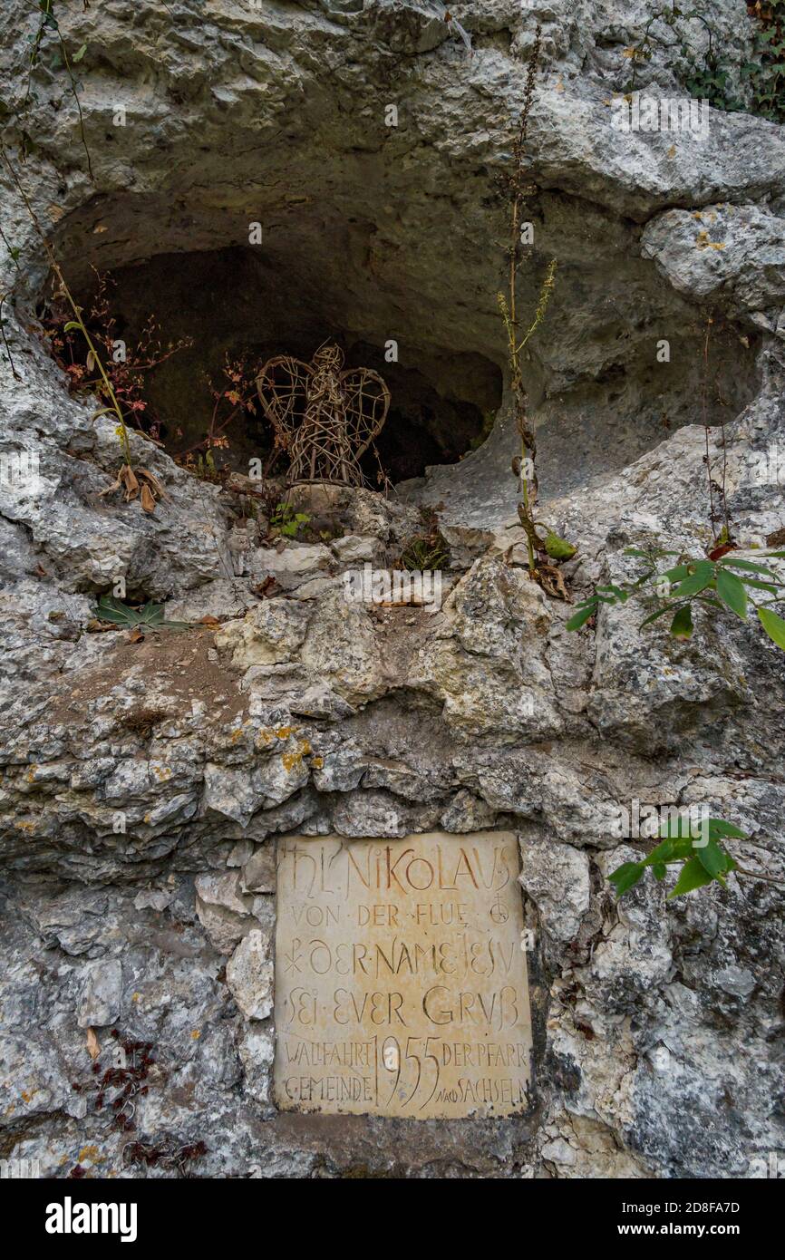 Statua di pietra Santa nella Grotta del Fratello Klaus un pellegrinaggio Sito presso il Monastero di Beuron nella Valle del Danubio in autunno Foto Stock