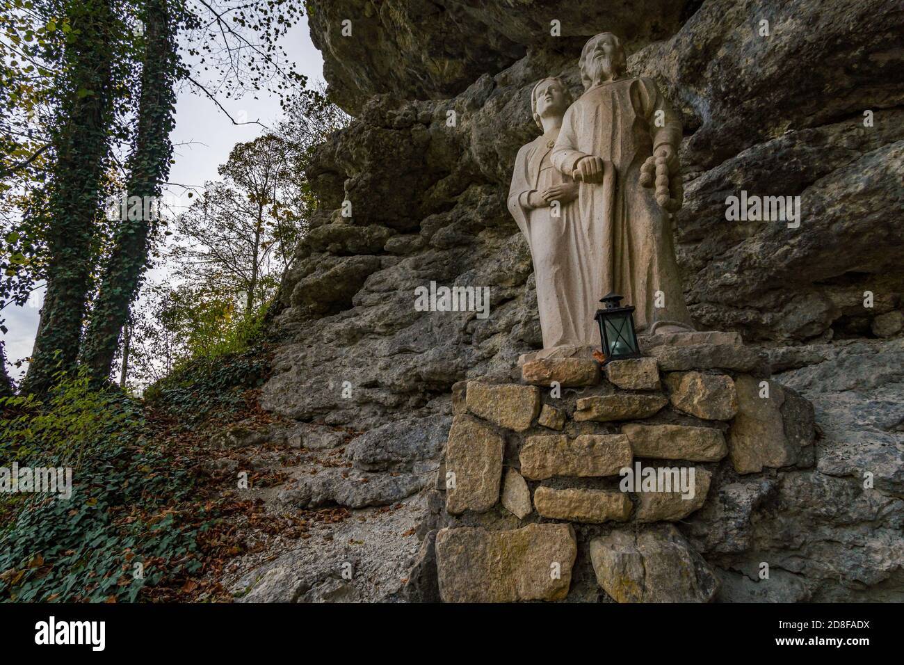 Statua di pietra Santa nella Grotta del Fratello Klaus un pellegrinaggio Sito presso il Monastero di Beuron nella Valle del Danubio in autunno Foto Stock