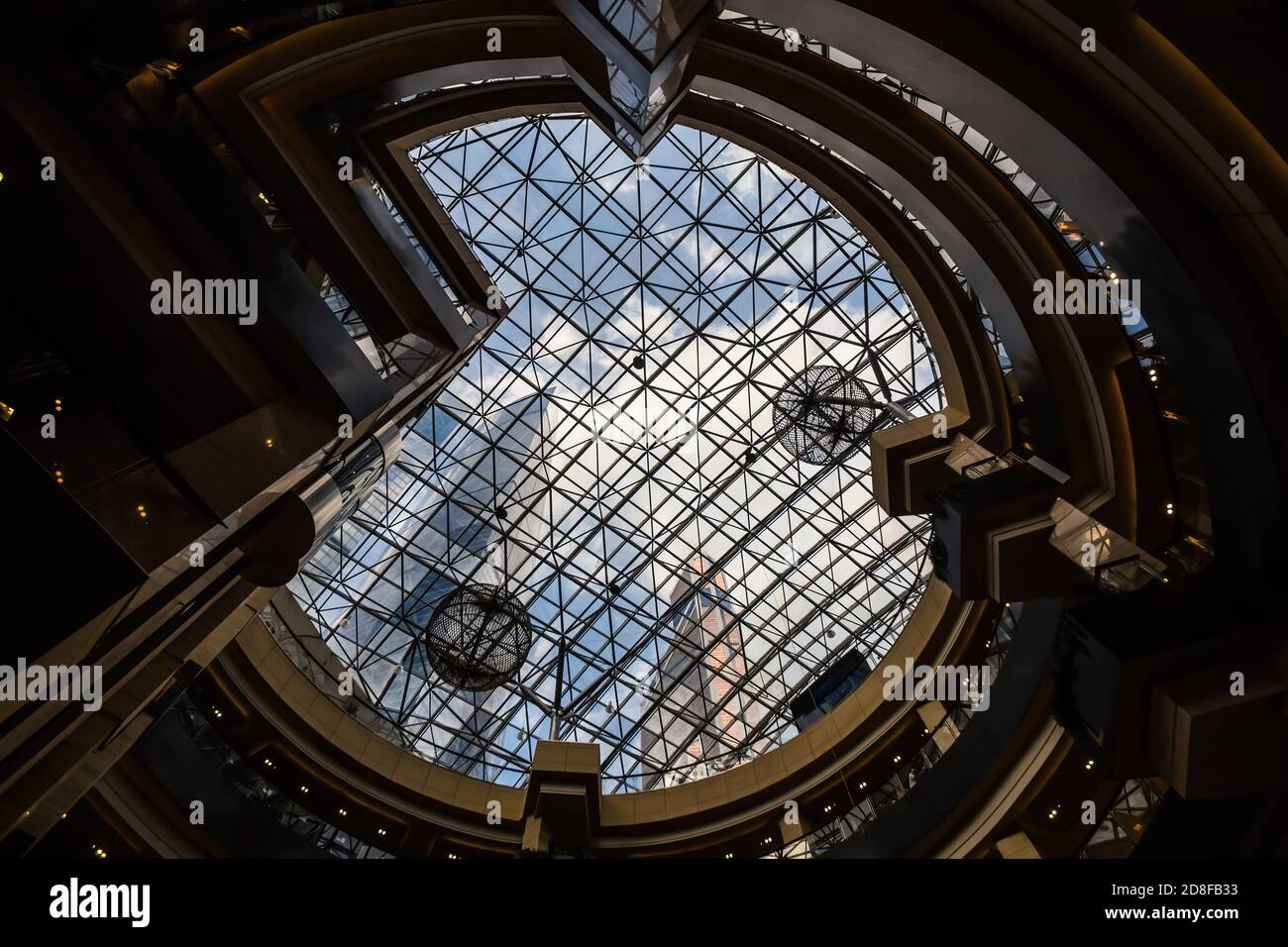 Cupola di vetro del moderno centro commerciale. Vista dal basso. Foto Stock