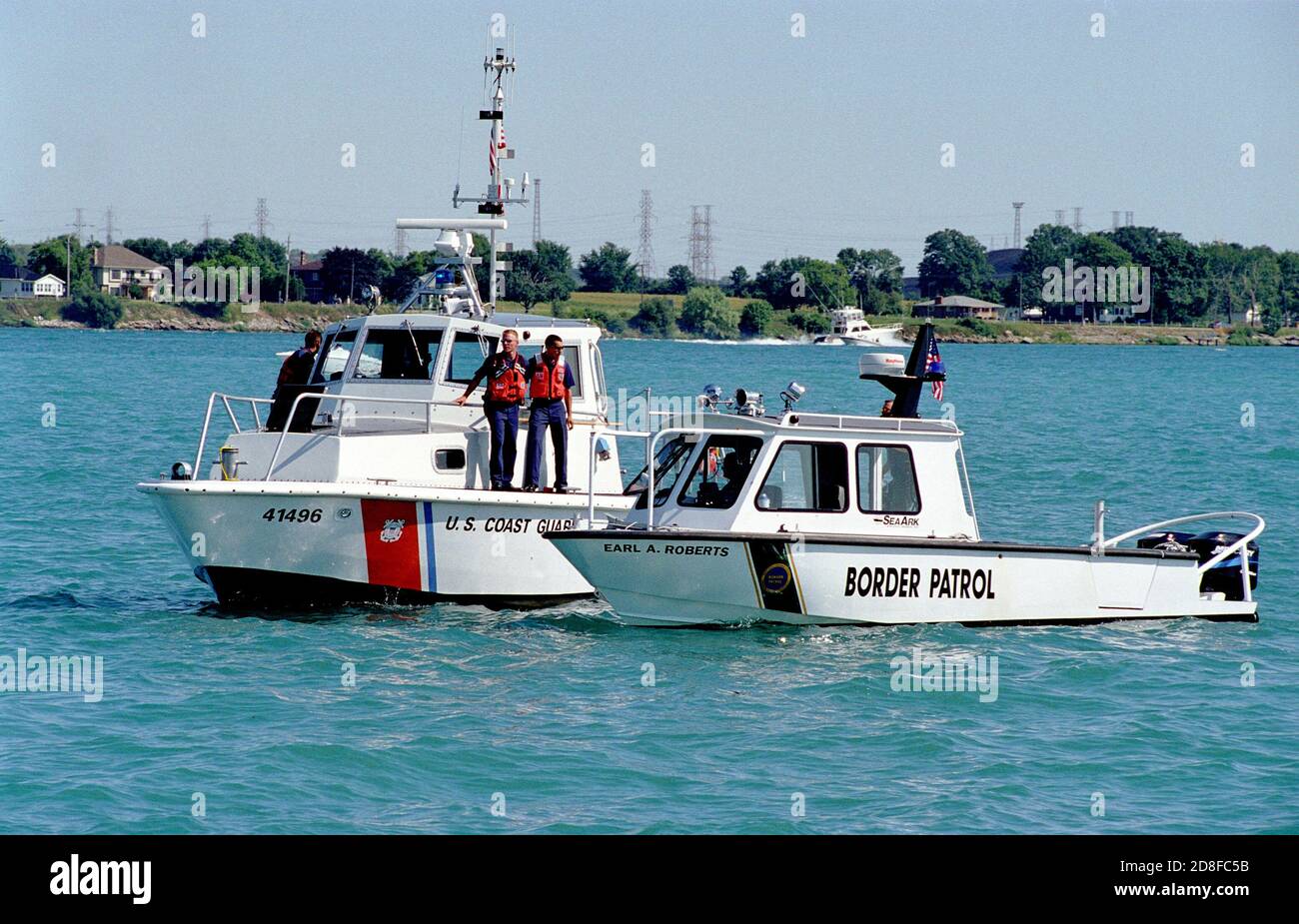 Coast Guard verifica barche su St Clair fiume al confine canadese per legge le infrazioni a Port Huron Michigan Foto Stock