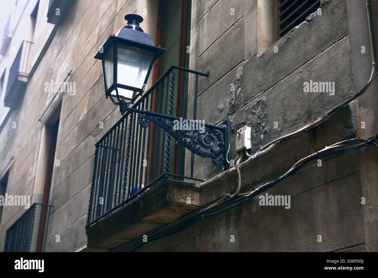 Lampada da strada e balcone nel centro storico. Illuminazione del quartiere  Latino a Barcellona Foto stock - Alamy