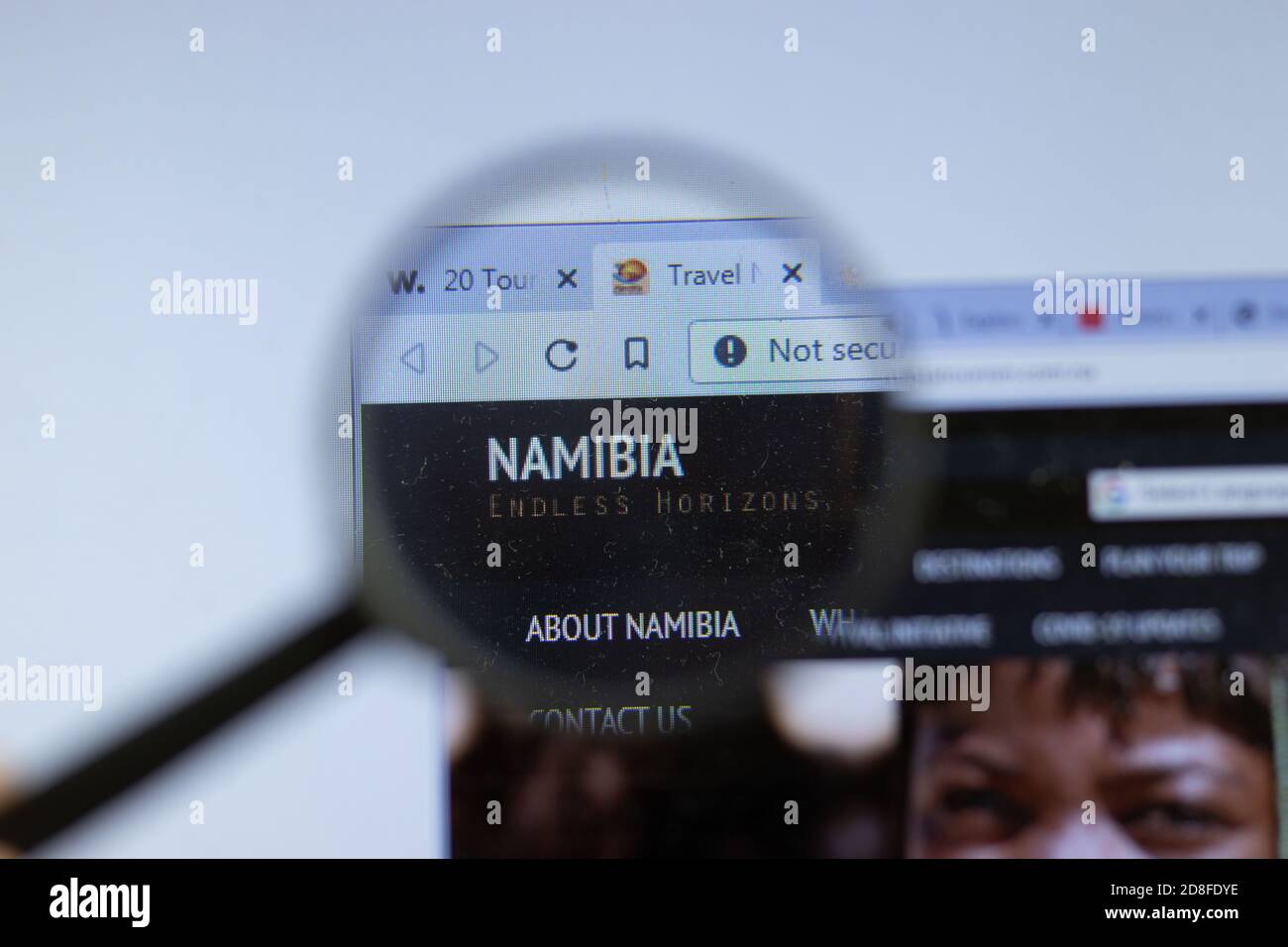 New York, USA - 26 Ottobre 2020: Sito web del turismo in Namibia con logo in primo piano, editoriale illustrativo Foto Stock