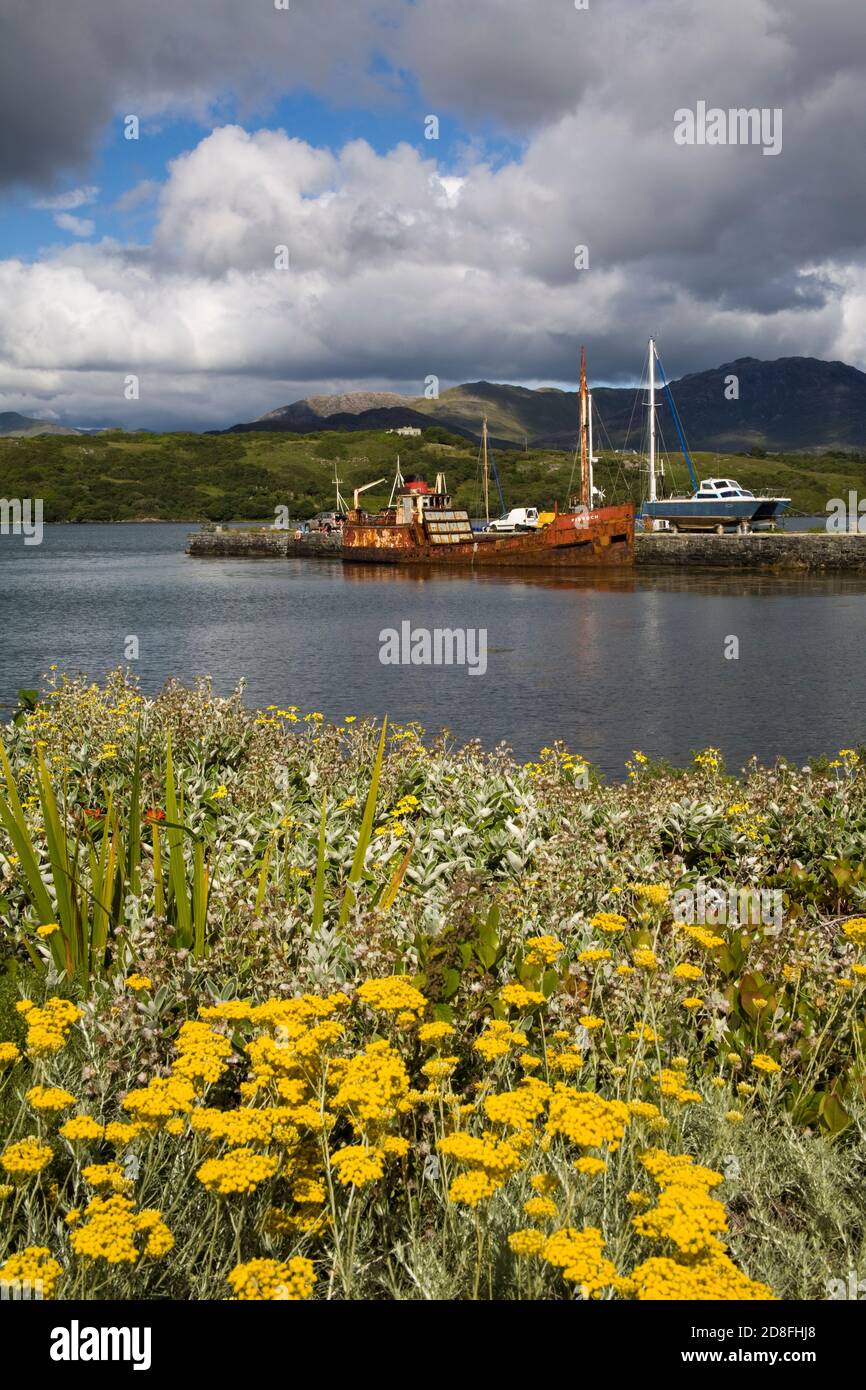 Abbandonata la nave, Letterfrack Pier, Connemara, nella contea di Galway, Irlanda Foto Stock