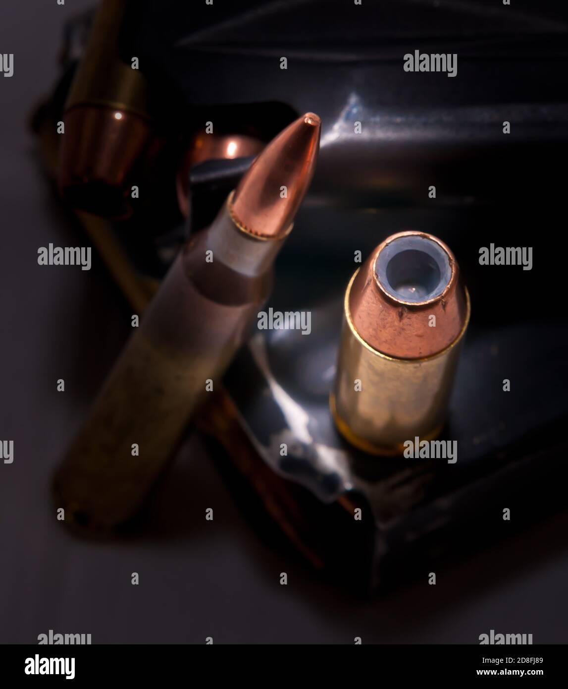 Una pistola caricato rivista con 40 proiettili calibro e un fucile caricato magazine con calibro .223 proiettili lungo con ciascuno di questi proiettili sul mag Foto Stock
