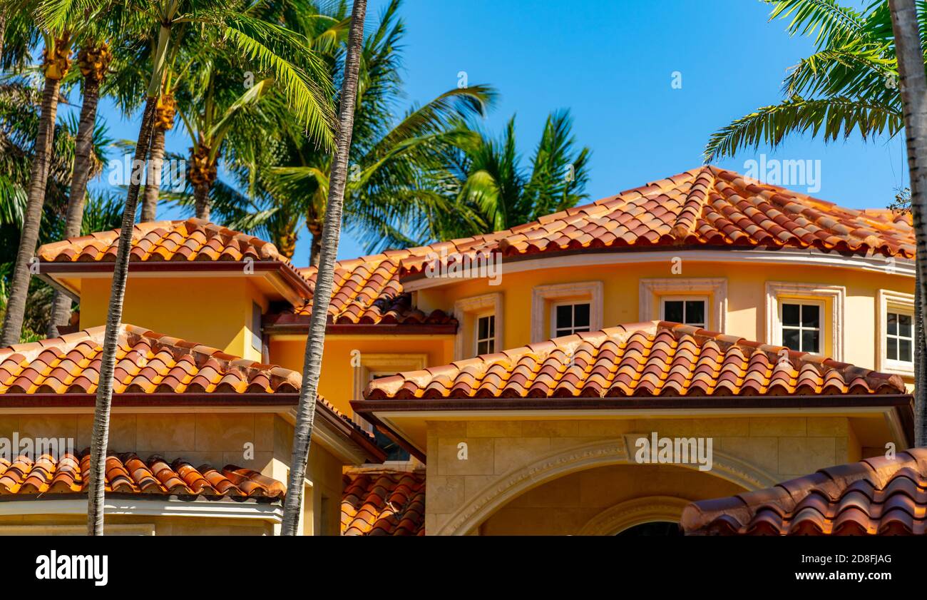 Barrel til tetto di lusso casa Florida con palme colorate e cielo blu Foto Stock