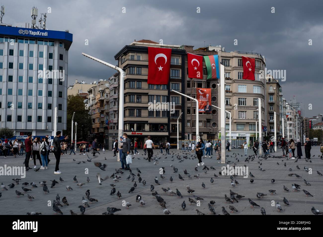 Istanbul, Turchia. 29 Ott 2020. Edifici in piazza Taksim decorati con bandiere durante il giorno della Repubblica una commemorazione della proclamazione della Repubblica di Turchia, che è stata ufficialmente dichiarata nel 1923 dal fondatore e primo presidente Mustafa Kemal Ataturk. Credit: SOPA Images Limited/Alamy Live News Foto Stock