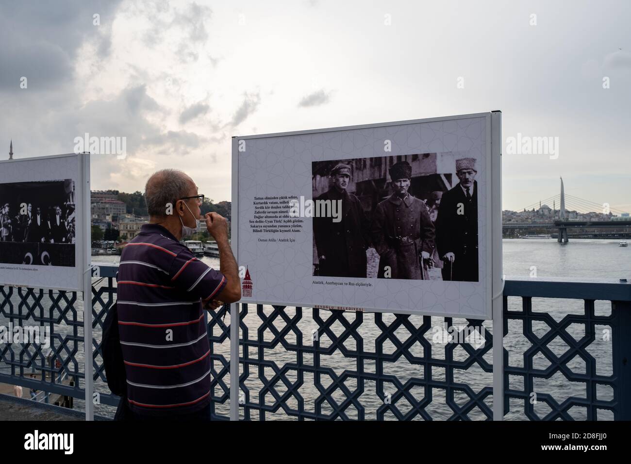 Istanbul, Turchia. 29 Ott 2020. Un uomo esamina una mostra fotografica di Atatürk, ambasciatore russo e ambasciatore azerbaigiano preparato durante il giorno della Repubblica una commemorazione della proclamazione della Repubblica di Turchia, che è stata dichiarata ufficialmente per la prima volta nel 1923 dal fondatore e primo presidente Mustafa Kemal Ataturk. Credit: SOPA Images Limited/Alamy Live News Foto Stock