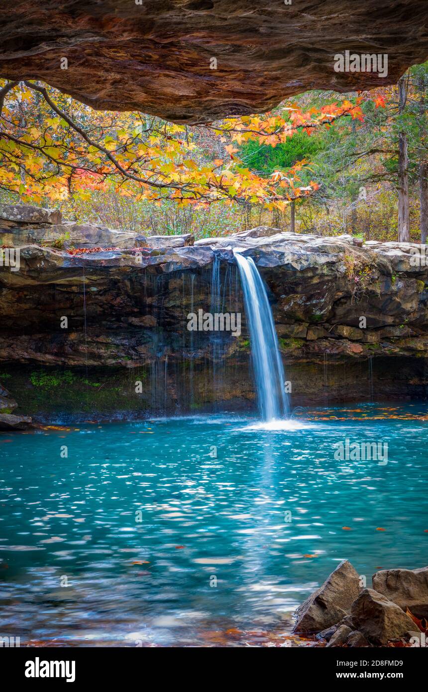 Falling Beauty Waterfall, conosciuta anche come Falling Water Waterfall, è una meraviglia naturale della Ozark National Forest, Arkansas. Foto Stock