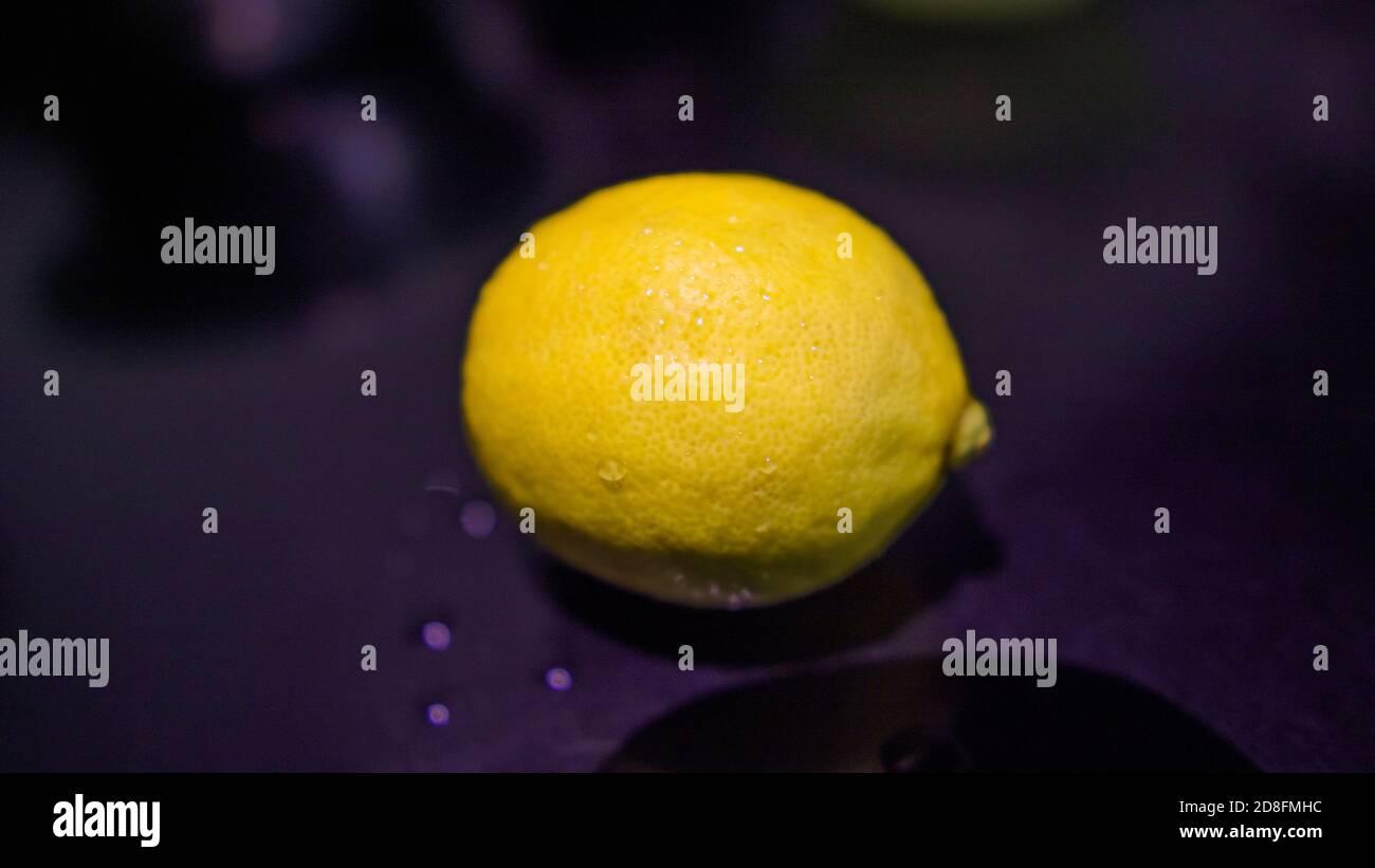 il limone sul tavolo Foto Stock