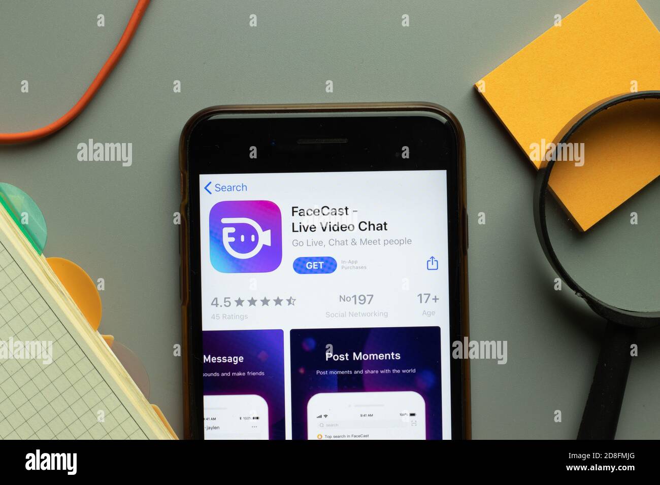 New York, USA - 26 Ottobre 2020: FaceCast Live Video Chat mobile app logo sullo schermo del telefono primo piano, editoriale illustrativo Foto Stock