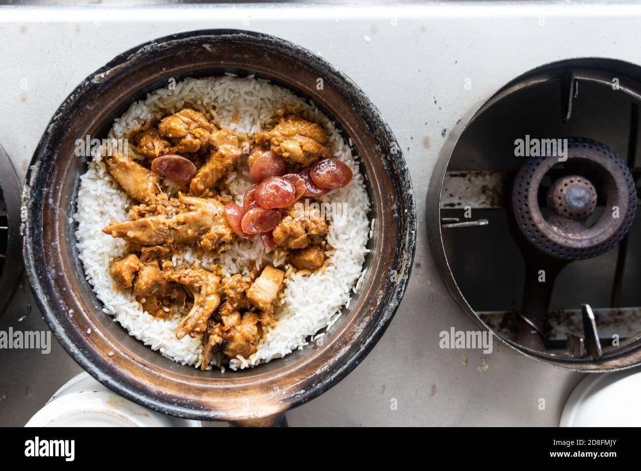 Delizioso piatto di riso al pollo in creta preparato al ristorante. Prelibatezze popolari in Malesia Foto Stock