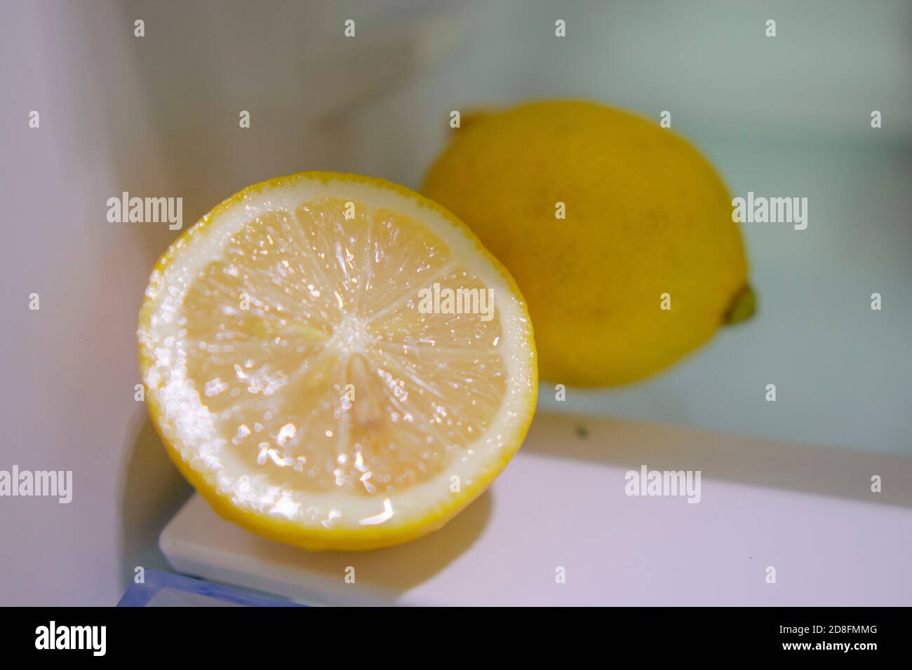 il limone sul tavolo Foto Stock