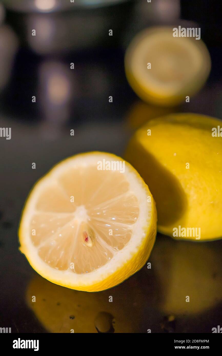 il limone sul tavolo Foto Stock