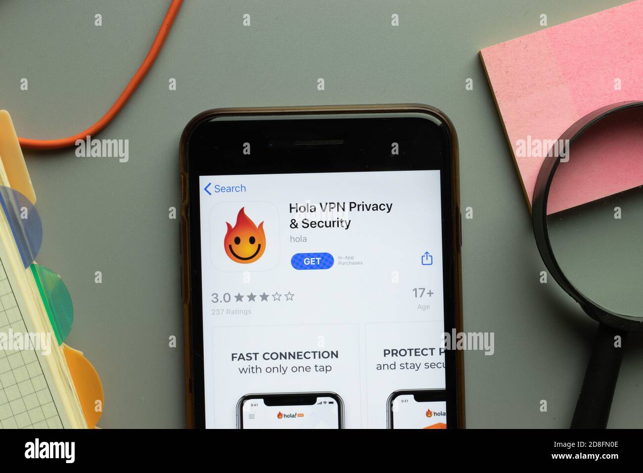 New York, USA - 26 Ottobre 2020: Logo dell'app mobile per la privacy di Hola VPN sullo schermo del telefono primo piano, editoriale illustrativo Foto Stock