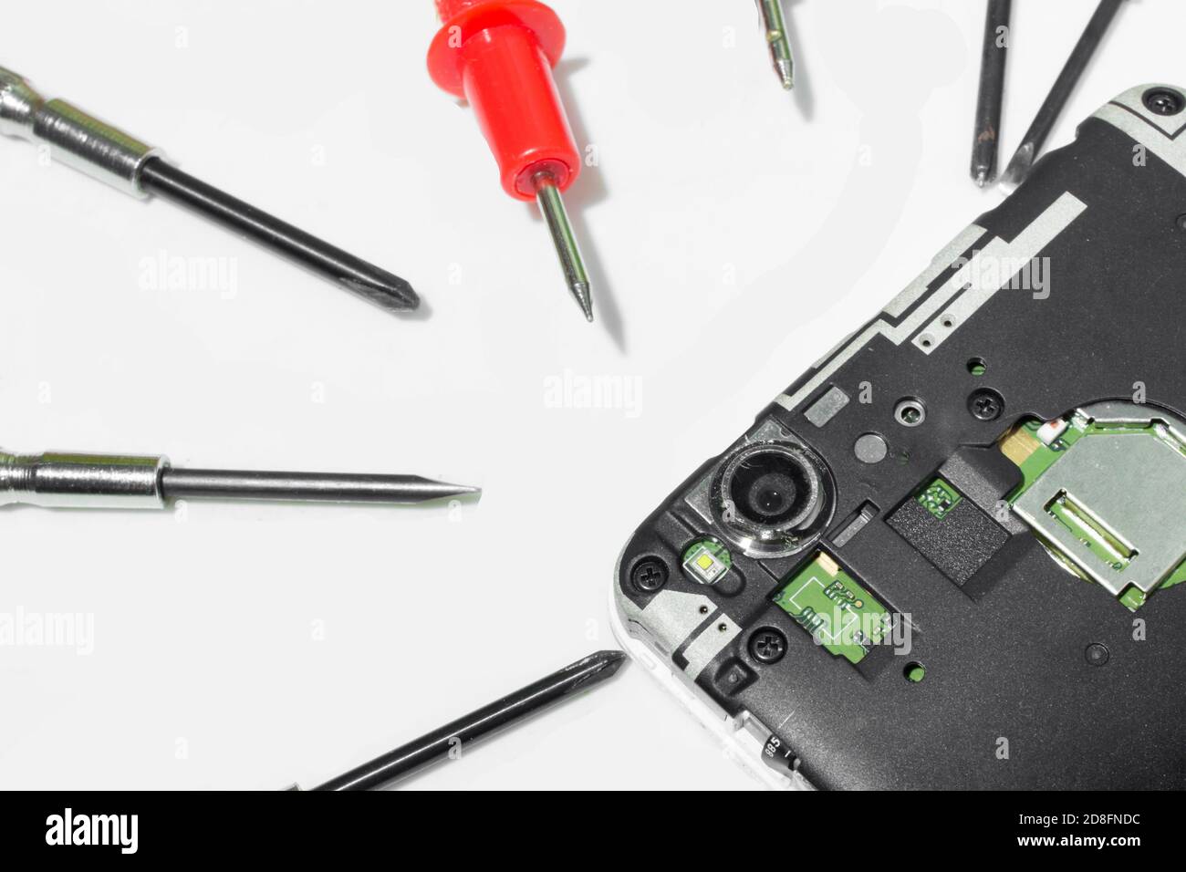 Il vecchio smartphone è stato danneggiato e deve essere riparato smartphone, strumenti: Cacciaviti, sonde, pinze, vista dall'alto. Tema della riparazione e del servizio telefonico. Foto Stock