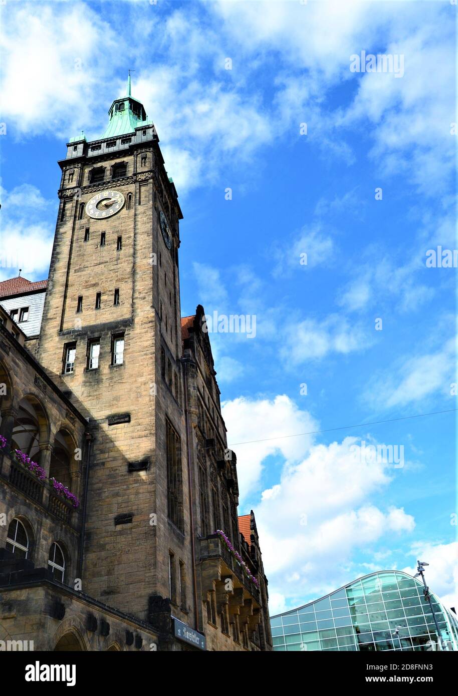 Centro di Chemnitz durante la giornata di sole. Edificio del municipio di Chemnitz e torre dell'orologio con cielo blu e nuvola bianca. Foto Stock