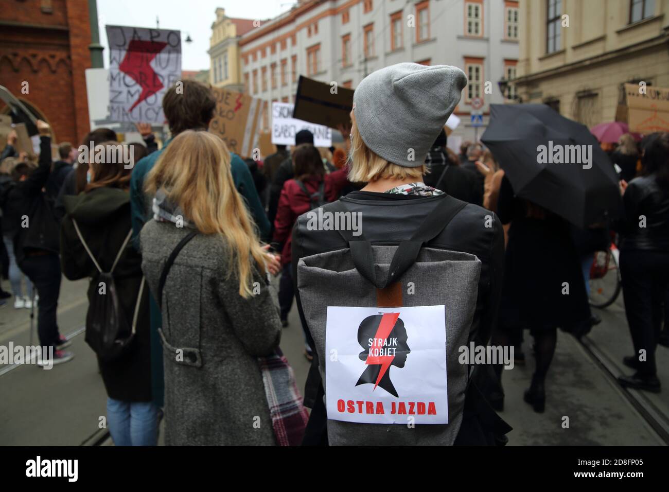 Cracovia / Polonia - ottobre 25 2020: Dimostrazione impassibile anti-governo dopo la decisione presa dal tribunale costituzionale di vietare quasi totalmente l'aborto. Foto Stock
