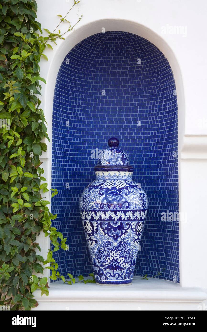 Vaso di porcellana, nel centro cittadino di Santa Barbara, California, Stati Uniti d'America Foto Stock
