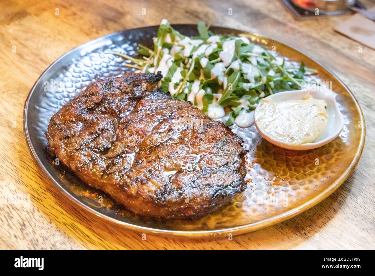 Bistecca di manzo alla griglia con contorni servita Foto Stock