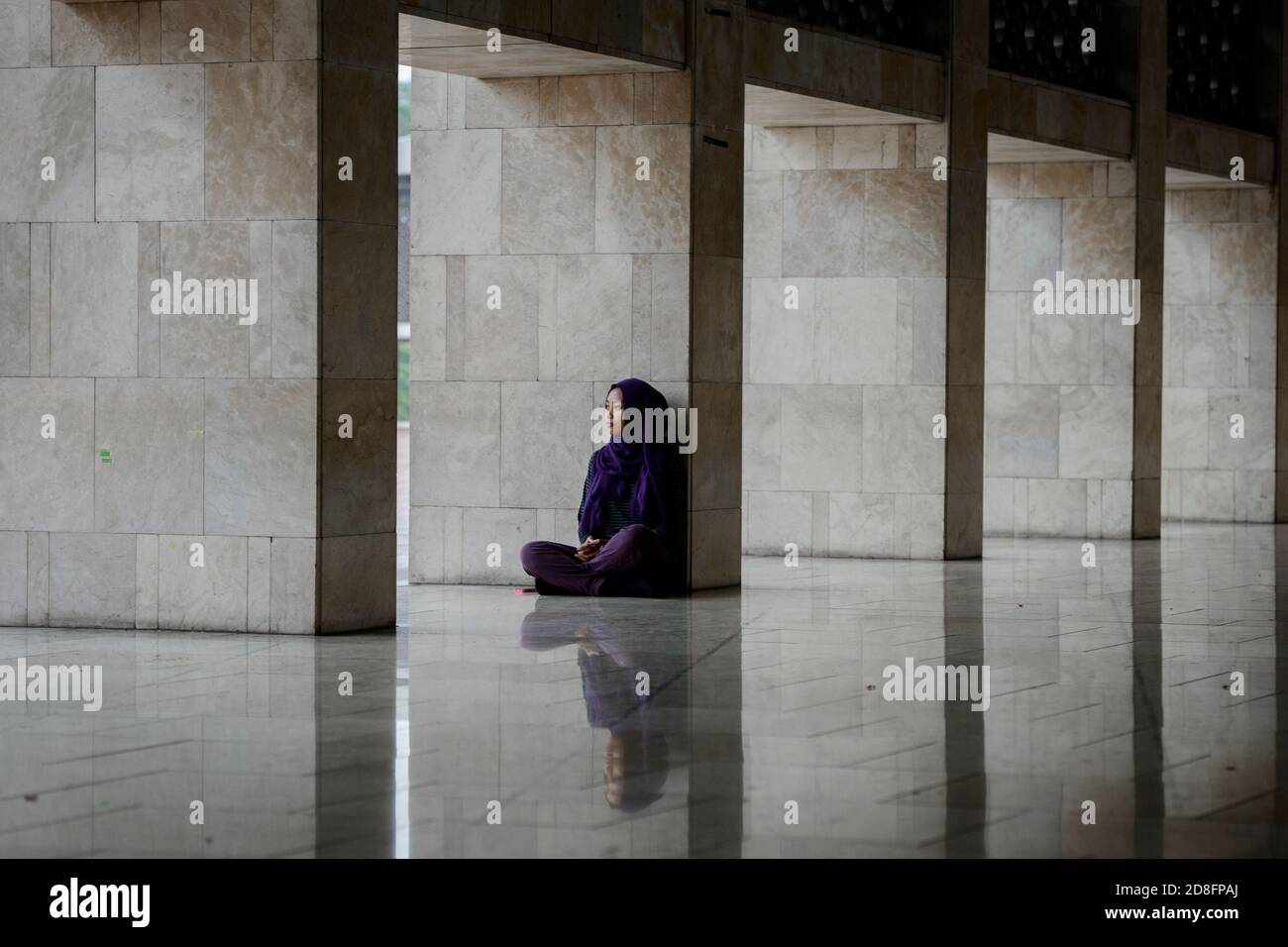 I musulmani indonesiani pregano alla Moschea Istiqlal, Giacarta, Indonesia, il 2015-07-08 Foto Stock