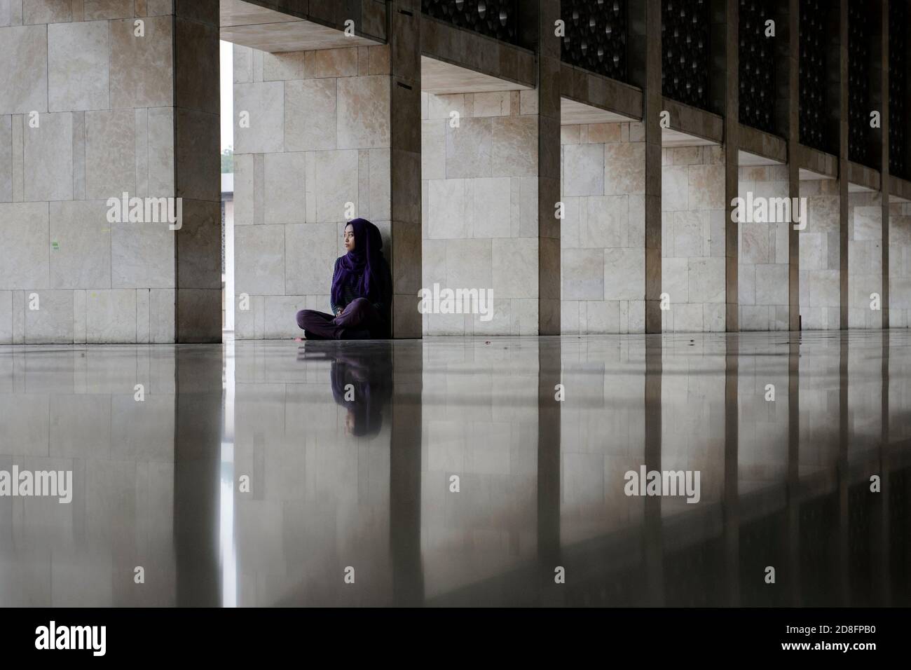 I musulmani indonesiani pregano alla Moschea Istiqlal, Giacarta, Indonesia, il 2015-07-08 Foto Stock