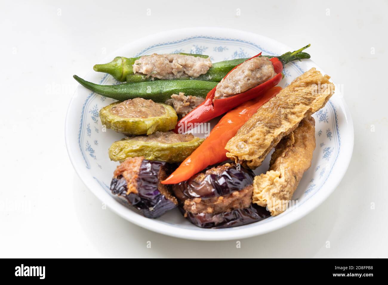Varietà di yong tau fu o Tofu ripieno, popolare cibo cinese in Malesia Foto Stock