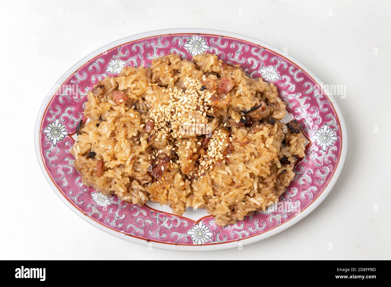 Riso glutinoso cinese tradizionale con maiale, salsiccia, funghi e sesamo. Foto Stock