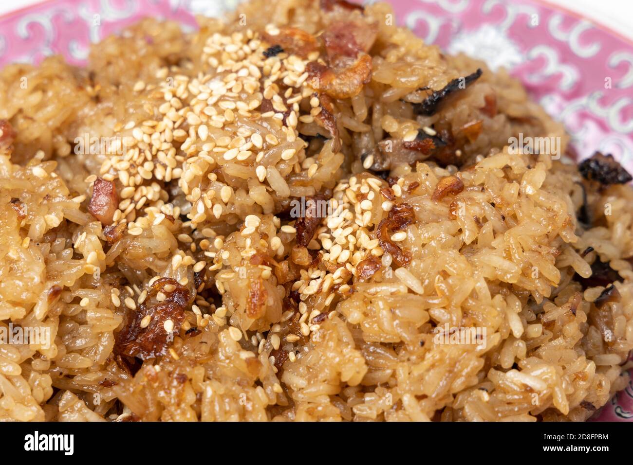 Primo piano sul tradizionale riso glutinoso cinese con maiale, salsiccia, funghi e sesamo. Foto Stock