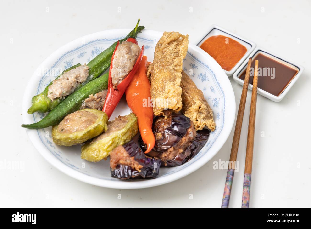 Varietà di yong tau fu o Tofu ripieno, popolare cibo cinese in Malesia Foto Stock