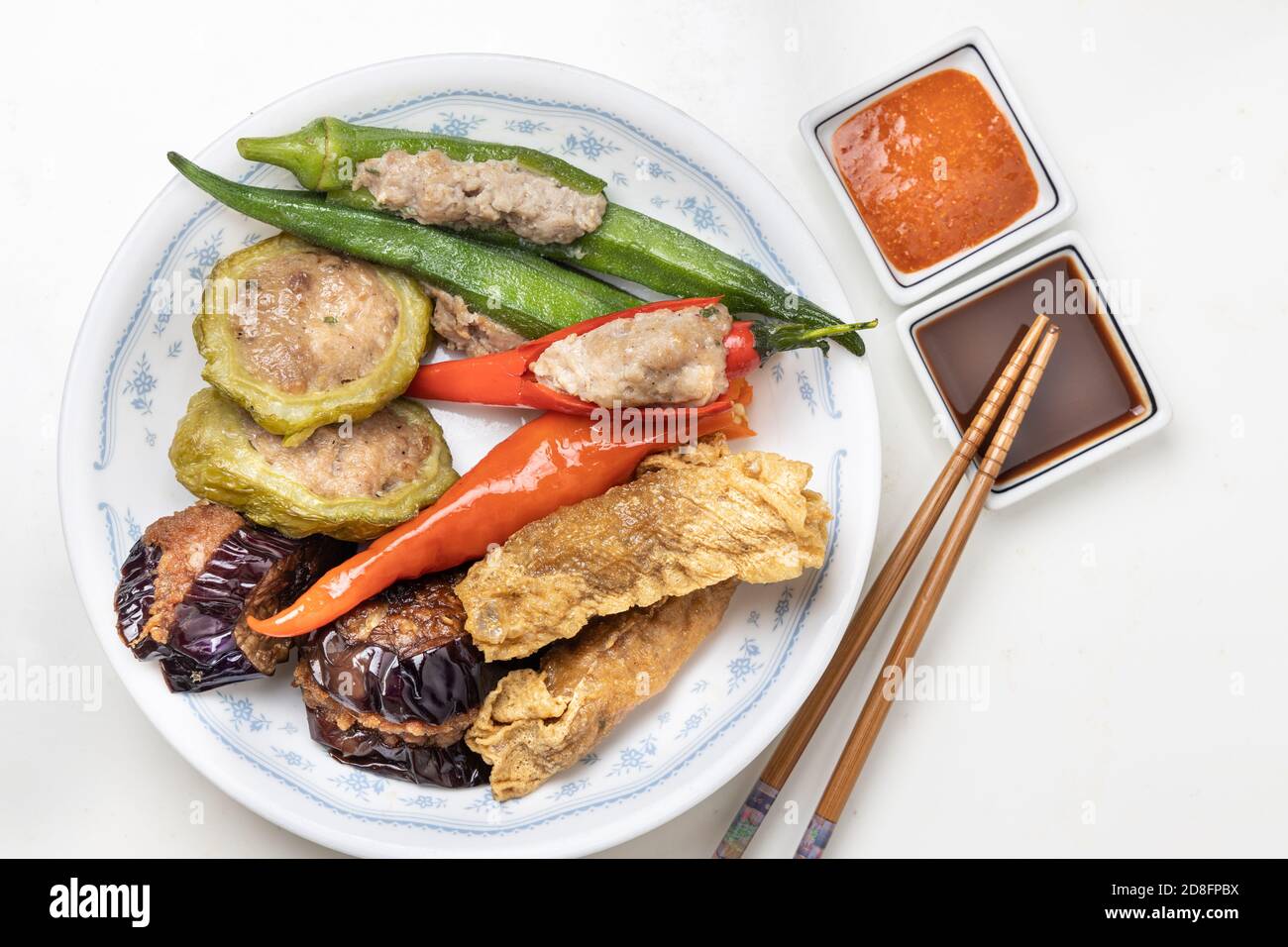 Varietà di yong tau fu o Tofu ripieno, popolare cibo cinese in Malesia Foto Stock