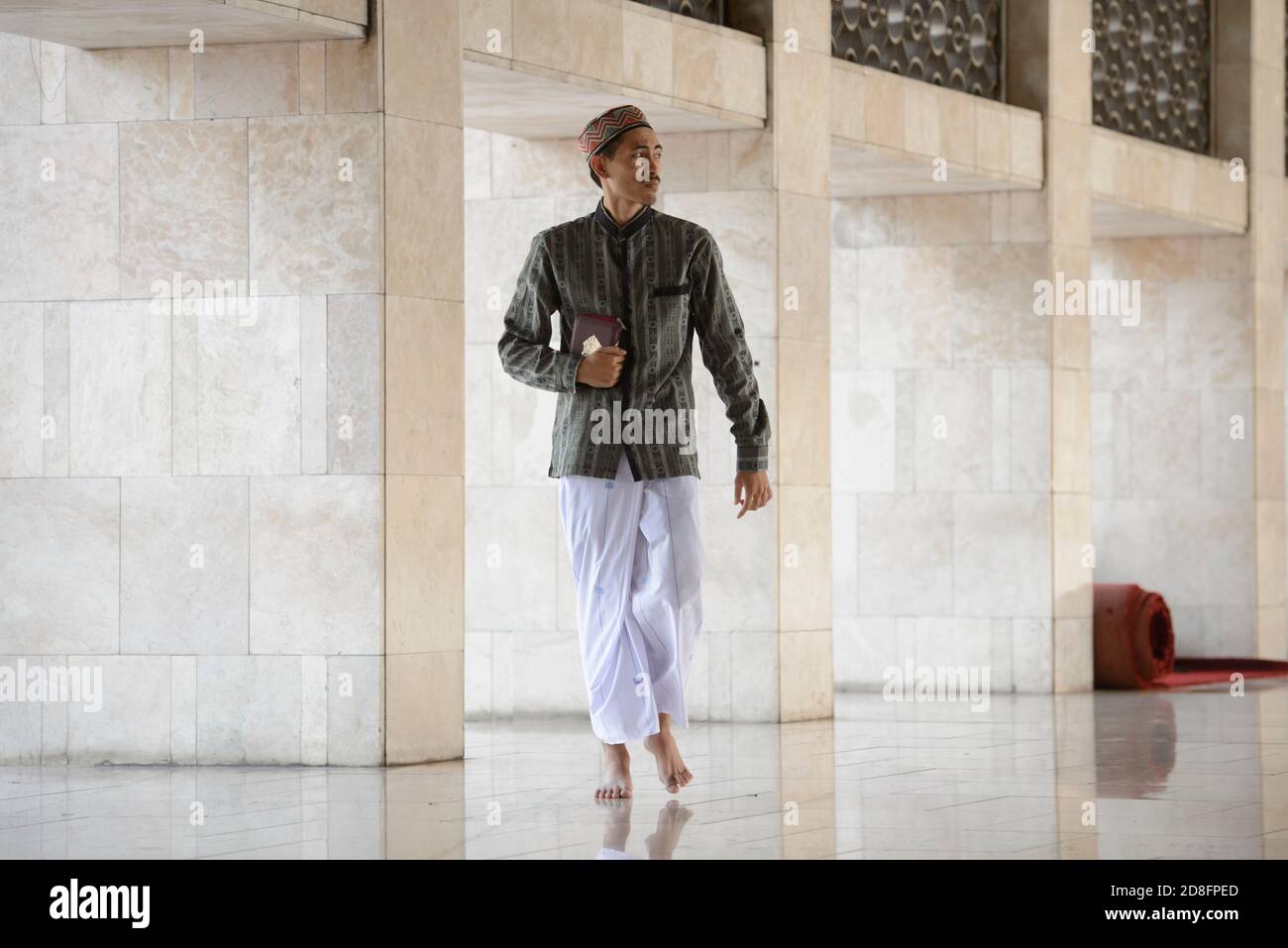 I musulmani indonesiani pregano alla Moschea Istiqlal, Giacarta, Indonesia, il 2015-07-08 Foto Stock