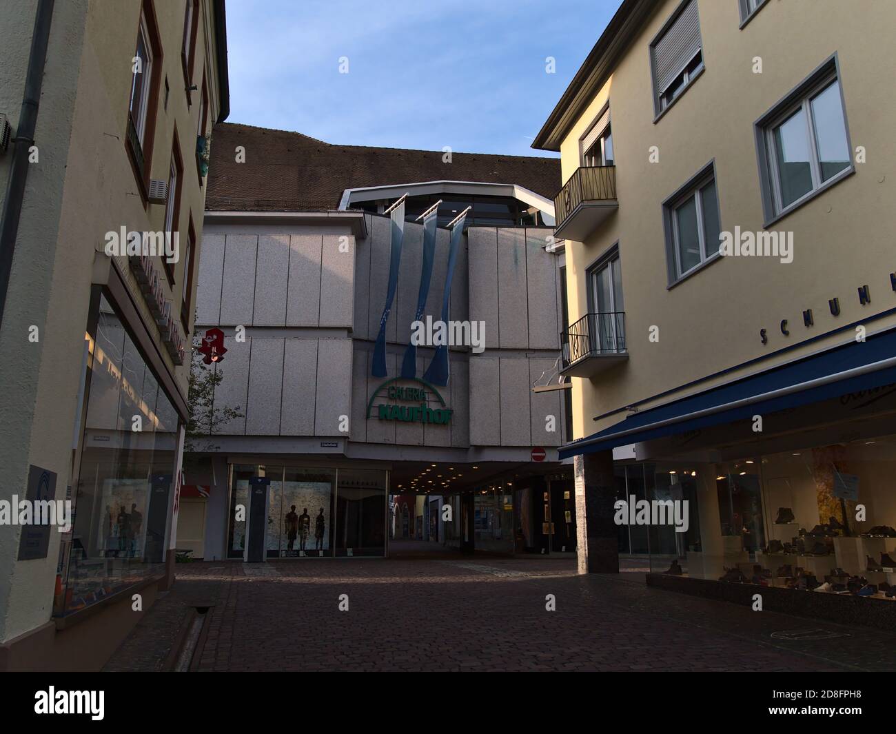 Freiburg, Baden-Wuerttemberg, Germania - 10/25/2020: La filiale del grande magazzino Galeria Kaufhof (ora parte di Signa Holding) è minacciata dalla chiusura. Foto Stock