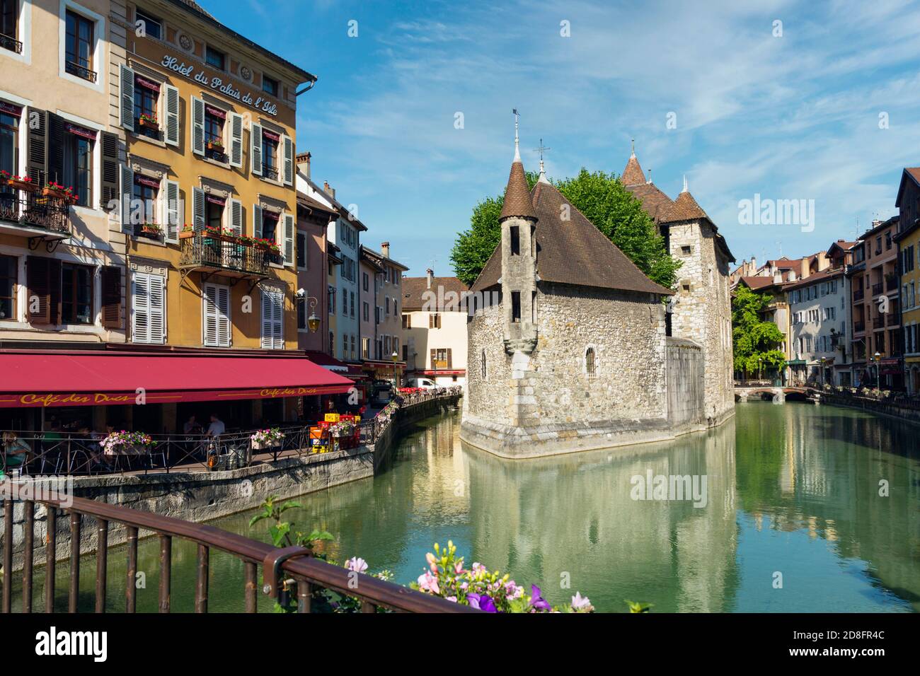 Annecy, Haute-Savoie reparto, Rhone-Alpes, Francia. Palais de l'Isle nel mezzo del fiume Thiou. Foto Stock