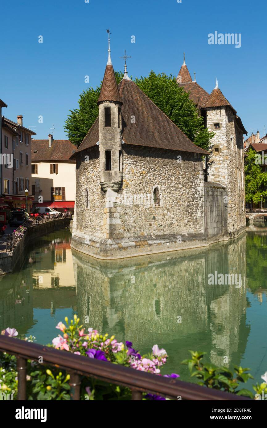 Annecy, Haute-Savoie reparto, Rhone-Alpes, Francia. Palais de l'Isle nel mezzo del fiume Thiou. Foto Stock