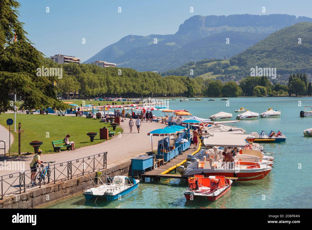 Annecy, dipartimento dell'alta Savoia, Rodano-Alpi, Francia. Barche sul Lago di Annecy, sulle rive dei Jardins de l'Europe. Foto Stock