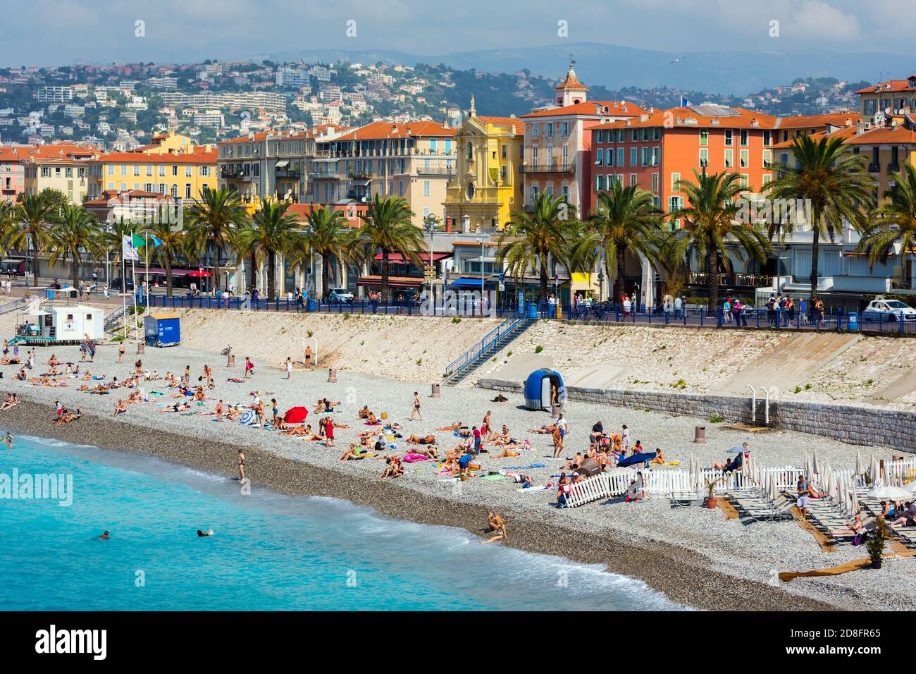 Nizza Costa Azzurra, Cote d'Azur, in Francia. La spiaggia e la Promenade des Anglais. Foto Stock