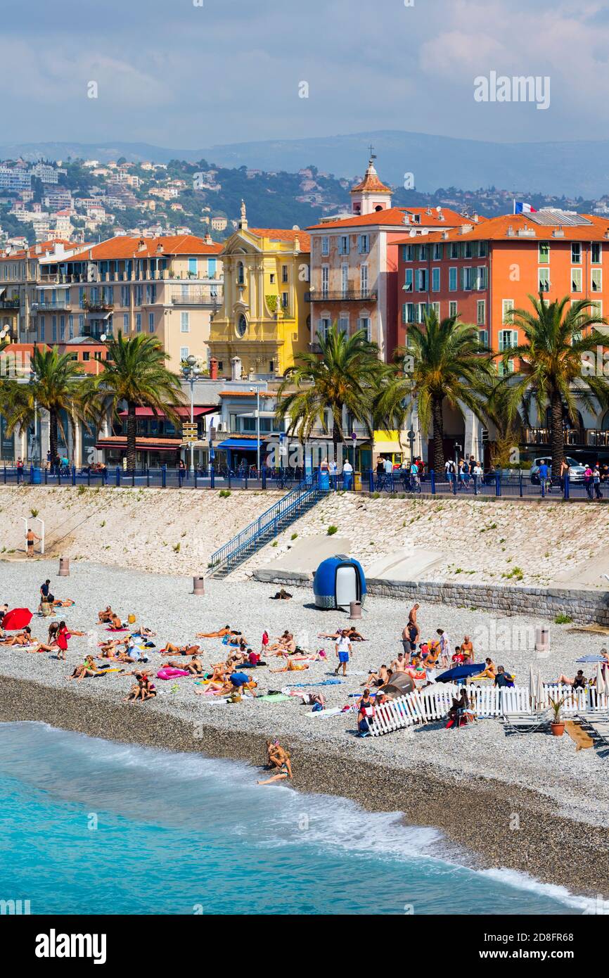 Nizza Costa Azzurra, Cote d'Azur, in Francia. La spiaggia e la Promenade des Anglais. Foto Stock