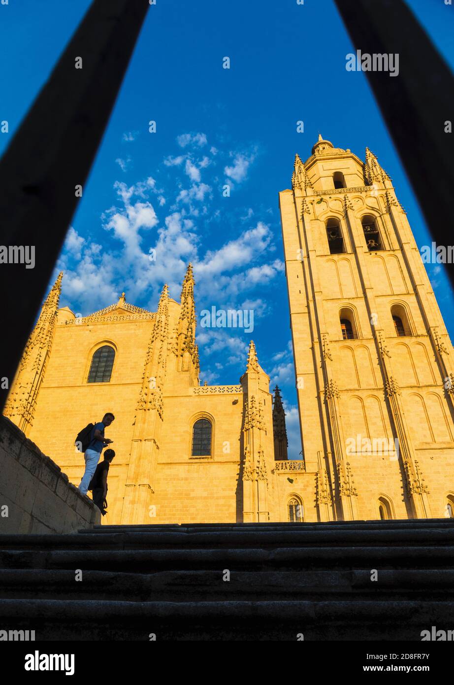 La cattedrale in stile tardo gotico, costruita a metà del XVI secolo. Segovia, Provincia di Segovia, Castiglia e Leon, Spagna. La città vecchia di Segovia e la sua Foto Stock La cattedrale in stile tardo gotico, costruita a metà del XVI secolo. Segovia, Provincia di Segovia, Castiglia e Leon, Spagna. La città vecchia di Segovia e la sua Foto Stock