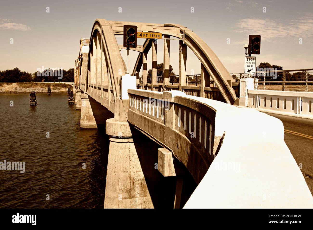 Isleton Lift Bridge sul fiume Sacramento, la città storica di Isleton, il Delta di Sacramento, California, Stati Uniti Foto Stock