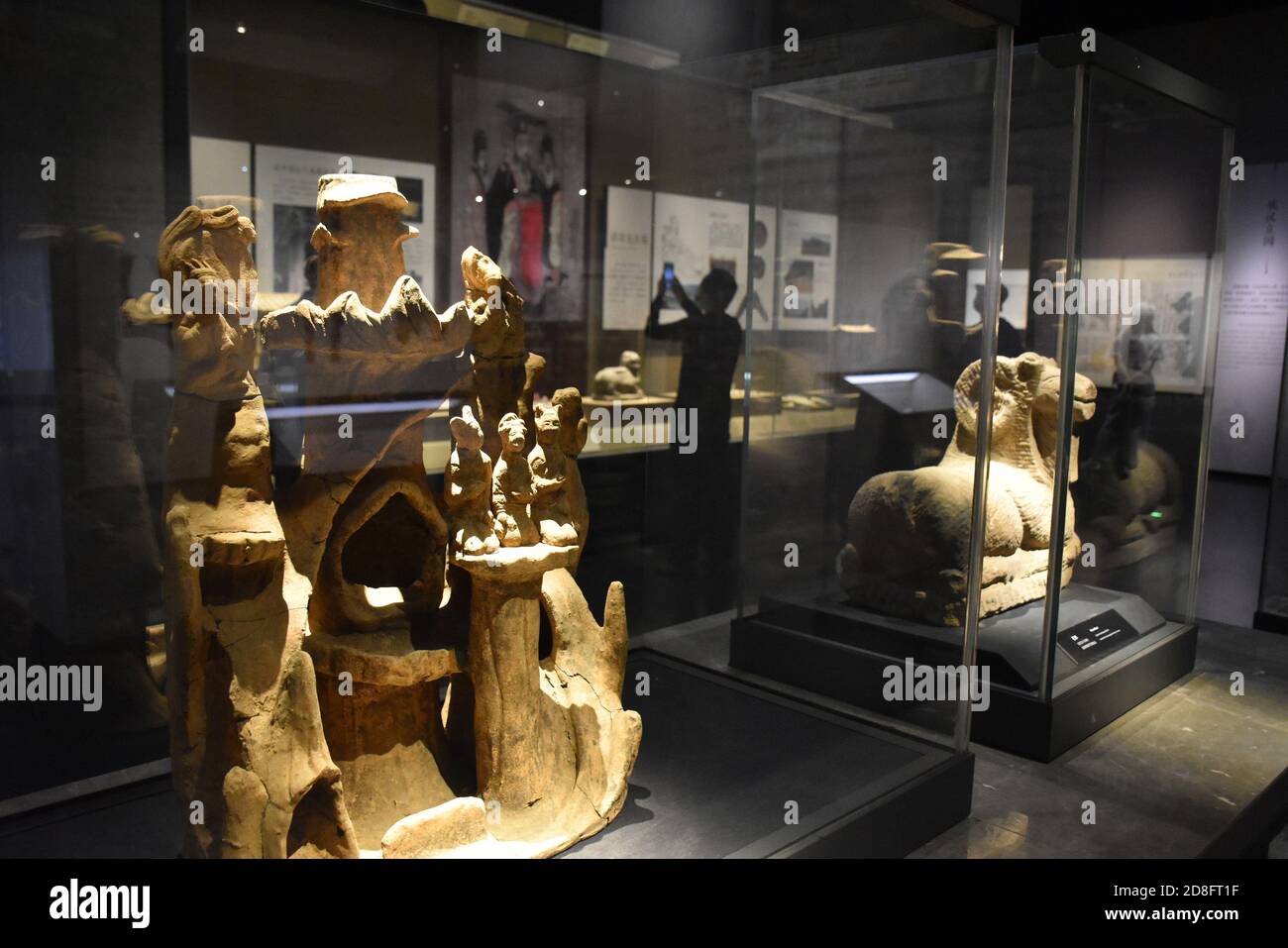 Chengdu, Chengdu, Cina. 30 Ott 2020. CINA-Chengdu, Sichuan, museo chengdu ''Fiore pesante broccato ufficiale della Città'' Chengdu mostra storica e culturale (tempi antichi) parte II ''Xi Shu chiamato Tianfu: Chengdu nel Han, Wei, Jin e le dinastie del sud e del nord 'durante le dinastie di Han e di Han, Chengdu, come prefettura di Shu, era il centro politico, economico e culturale della Cina del sud-ovest. La città era prospera e ''elencata e preparata cinque capitali'' con abbondanti risorse, che era conosciuta come ''Tianfu'' nel mondo. Credit: SIPA Asia/ZUMA Wire/Alamy Live News Foto Stock