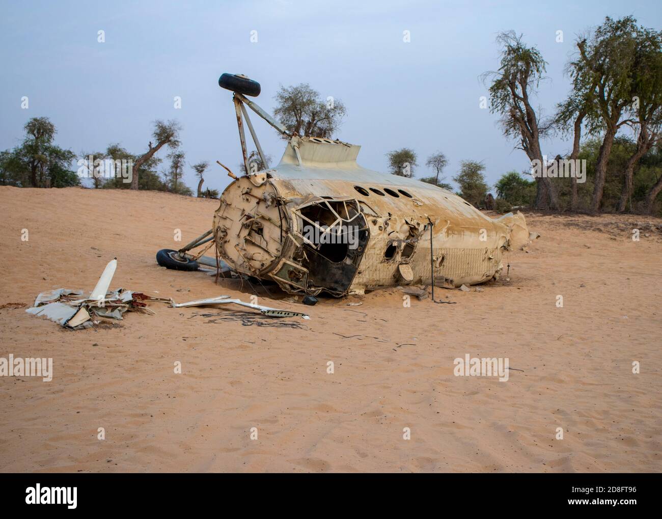 Piccolo relitto di aeroplano nella zona deserta della città di Dubai. All'aperto Foto Stock