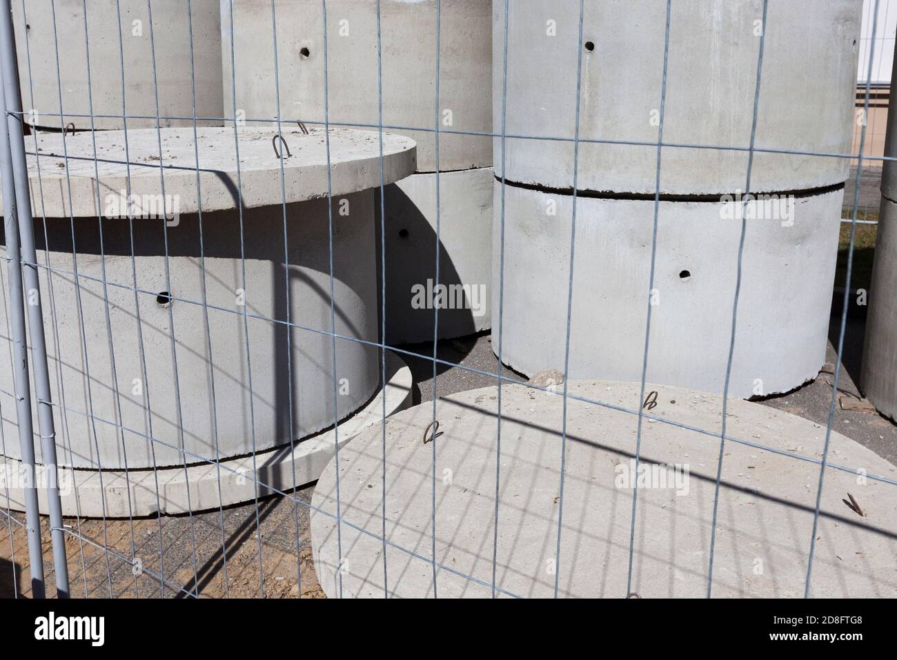 nuovi grandi pozzi cilindrici in calcestruzzo Foto Stock