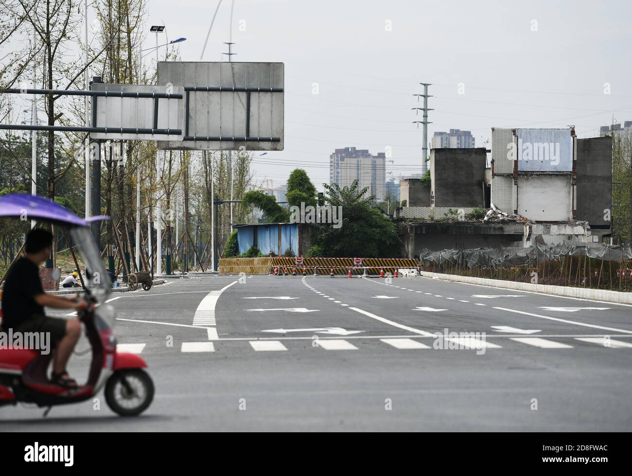 Una casa di chiodi a tre piani eretta nel mezzo di una strada, che è stato in costruzione per 9 anni da agosto 2011, Chengdu città, sudovest Chi Foto Stock