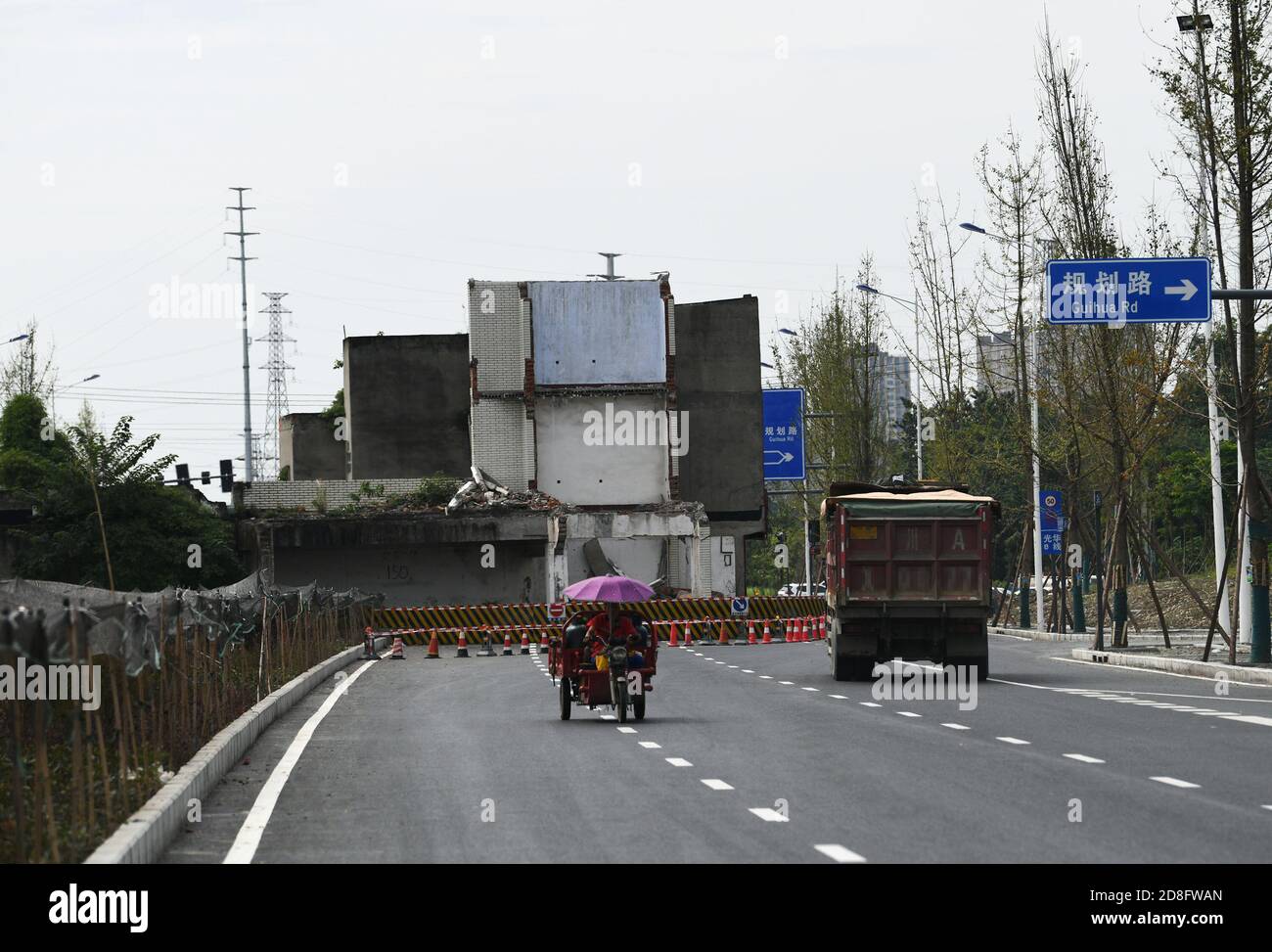 Una casa di chiodi a tre piani eretta nel mezzo di una strada, che è stato in costruzione per 9 anni da agosto 2011, Chengdu città, sudovest Chi Foto Stock