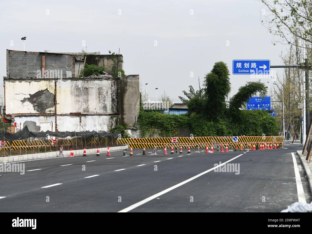 Una casa di chiodi a tre piani eretta nel mezzo di una strada, che è stato in costruzione per 9 anni da agosto 2011, Chengdu città, sudovest Chi Foto Stock