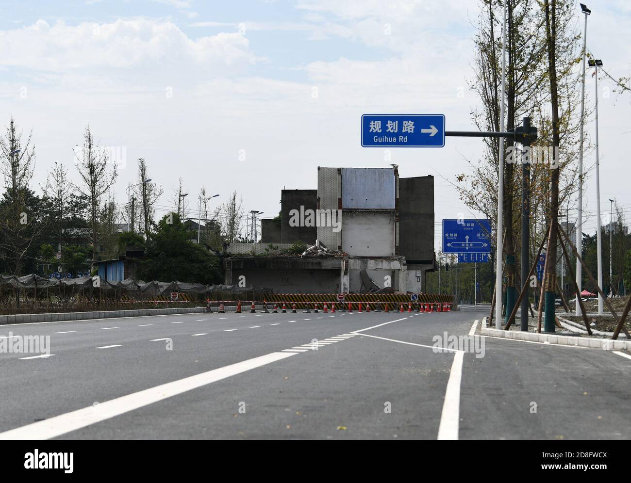 Una casa di chiodi a tre piani eretta nel mezzo di una strada, che è stato in costruzione per 9 anni da agosto 2011, Chengdu città, sudovest Chi Foto Stock